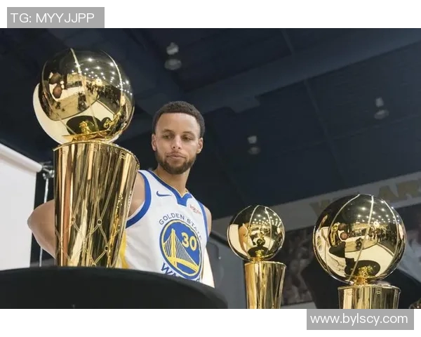 库里获得本赛季MVP荣誉，成为历史第一位蝉联MVP的球员