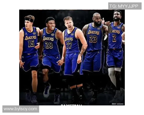 湖人队备战新赛季，球员集体训练